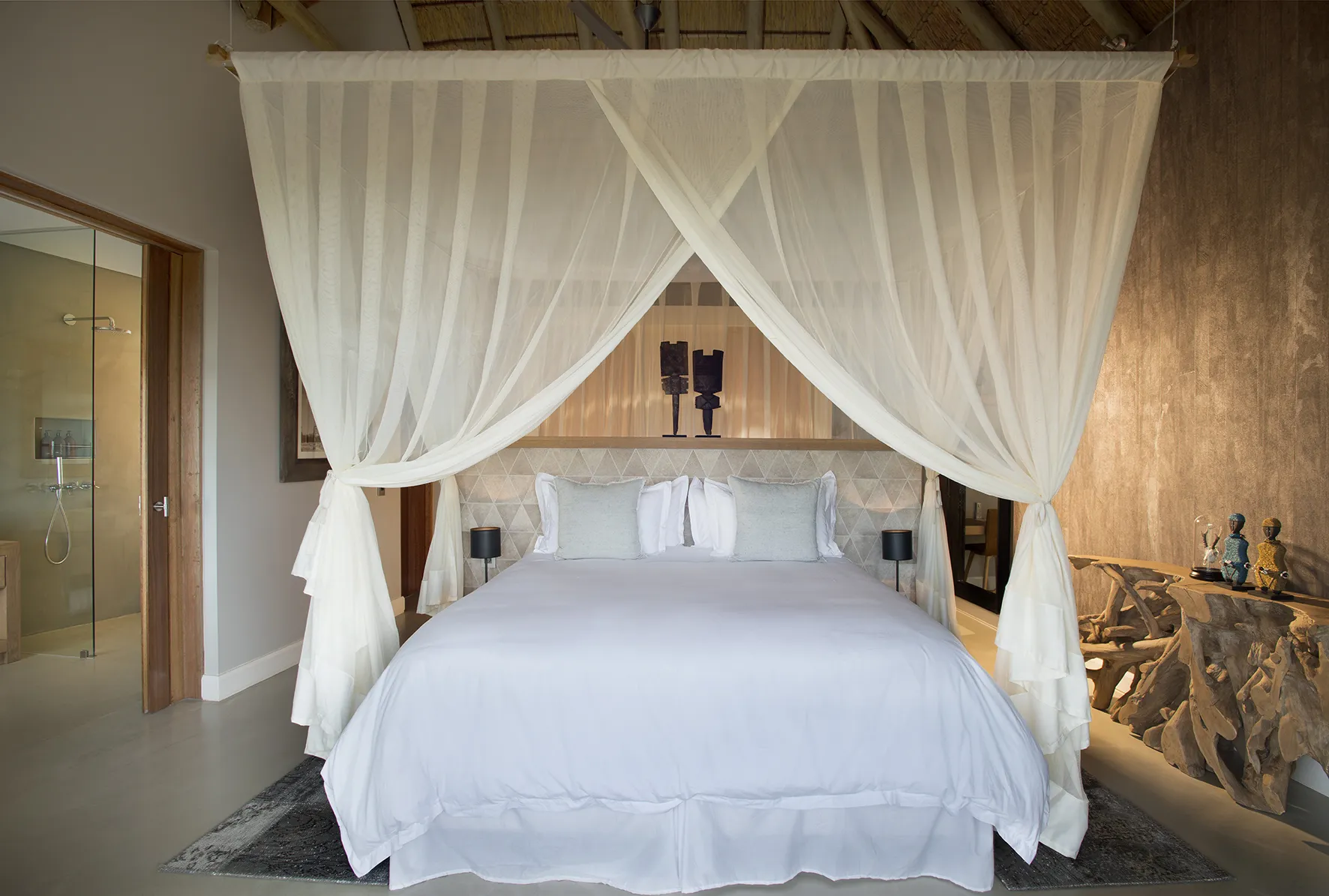 Mhondoro Safari Lodge & Villa